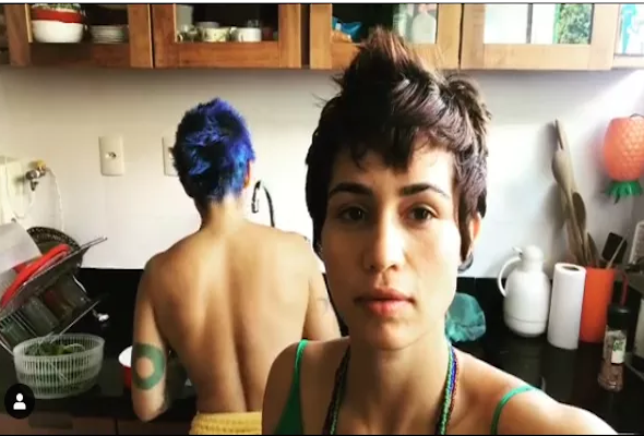 Nanda Costa grava vídeo enquanto Lan Lahn lava louça sem sutiã