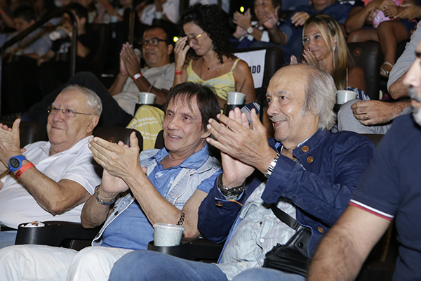 Roberto Carlos e Erasmo Carlos marcam presença em pré-estreia