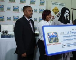 Ganhador de loteria pega prêmio com máscara para não ser identificado