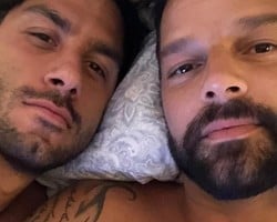 Pais de 3, Ricky Martin posa na cama com o marido: “Dois exaustos“