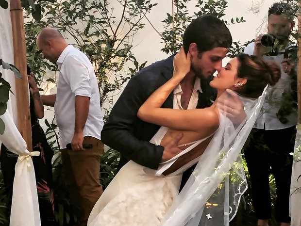 Após idas e vindas, Chay Suede e Laura Neiva se casam em São Paulo