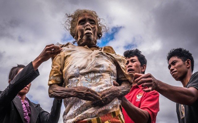 Comunidade mantém cadáveres de familiares morando com os vivos