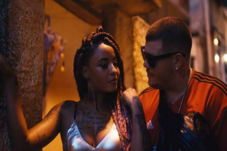 Ferrugem grava clipe de rap no Complexo da Penha, no Rio