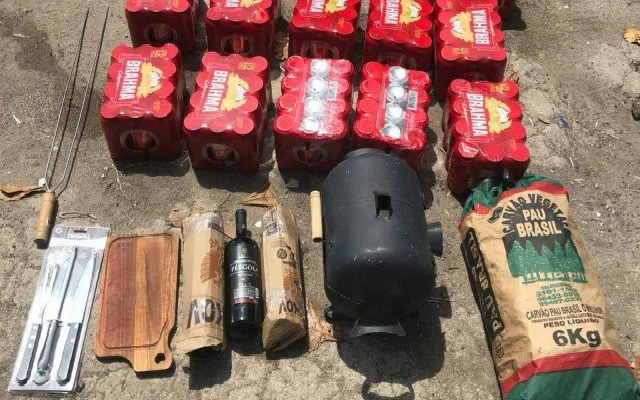 Policial é presa ao entrar com itens para churrasco em cadeia