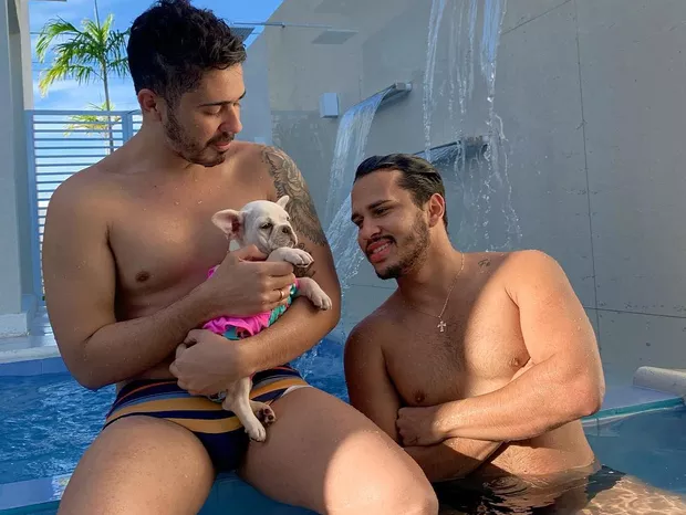Carlinhos Maia posa de sunga com o noivo Lucas Guimarães em piscina 