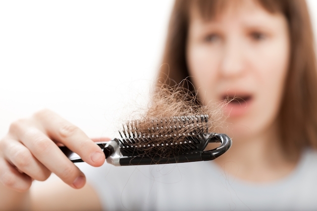 Descubra se você tem queda de cabelo e saiba como contornar o problema