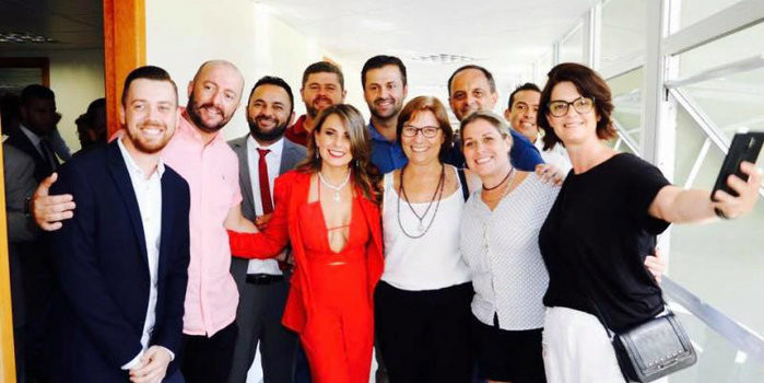 Deputada é alvo de críticas na internet por usar decote em evento.