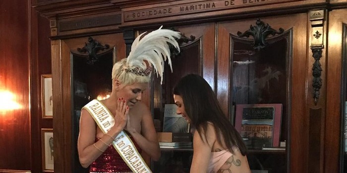 Isis Valverde passa a faixa de rainha do Baile para Deborah Secco