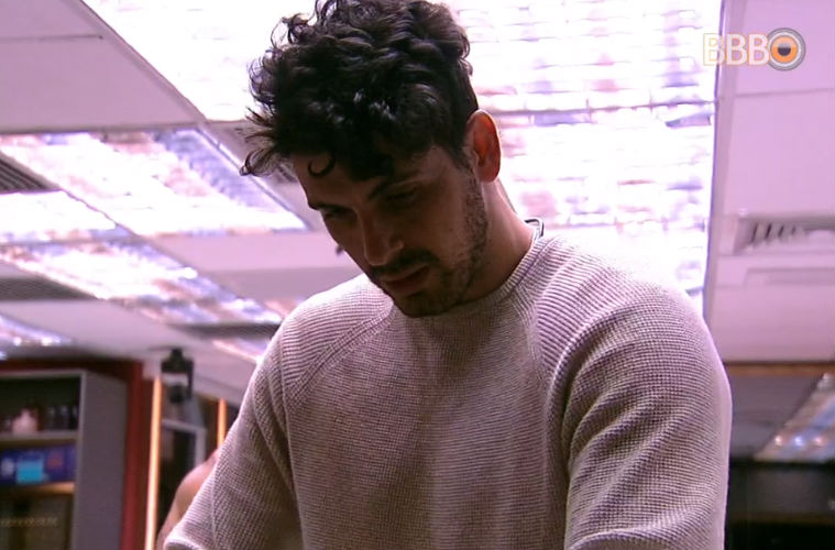 BBB 19: Maycon faz jantar e diz: "Se reclamarem vou colocar veneno"