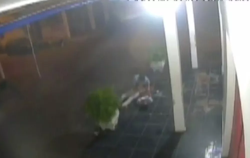 Câmera flagra jovem estuprando homem com deficiência mental em Manaus