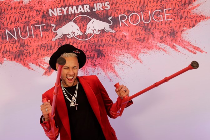 Neymar chora, conta que está solteiro e não desgruda de suposto affair
