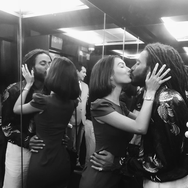 Atriz global que foi vítima de fake news posta foto beijando amigo.
