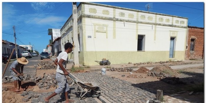 Secretaria de Obras de Inhuma constroem canaletas