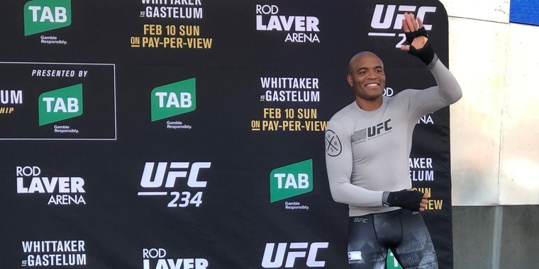 Anderson Silva recebe apoio de brasileiros no treino aberto do UFC 234