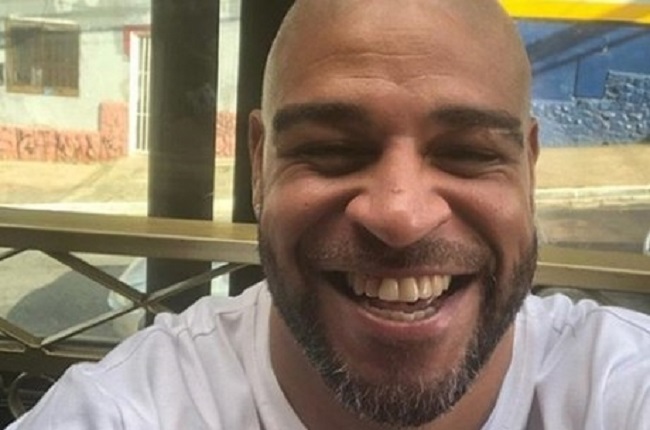 Adriano Imperador posta foto sorrindo e é criticado: "Sem noção"