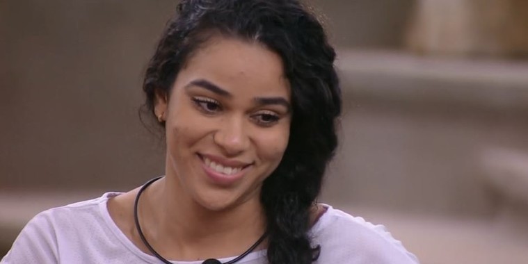 BBB19: Elana vai usar os R$ 10 mil para pagar tratamento do pai