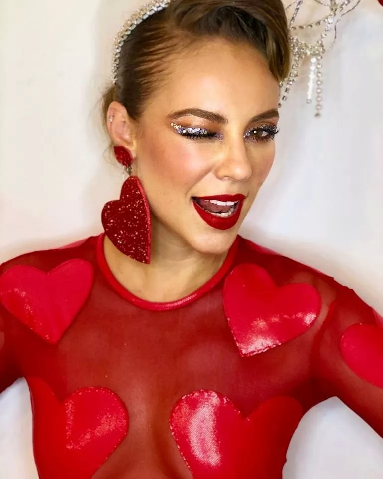 Paolla Oliveira abre trabalhos de Carnaval com look transparente
