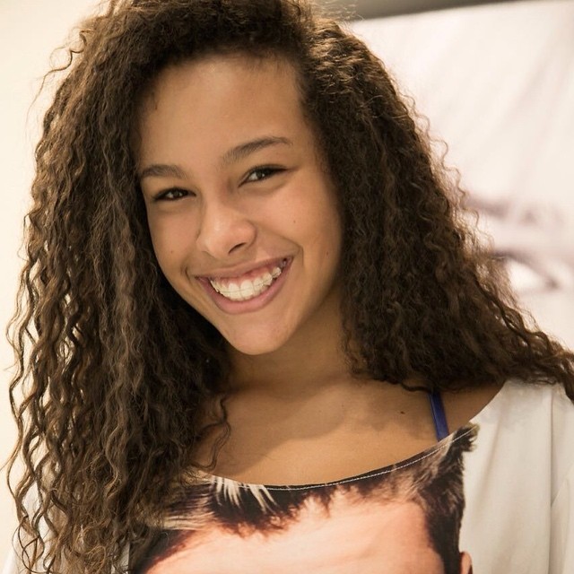 Júlia Olliver canta e levanta o público em evento fashion