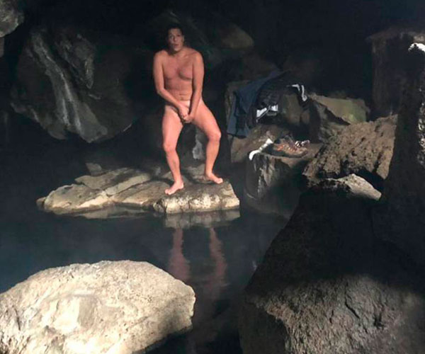 Fabio Porchat nada pelado em gruta gelada da Islândia