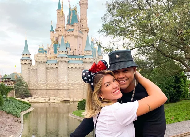 Após carnaval, Lorena Improta e Léo Santana se divertem na Disney