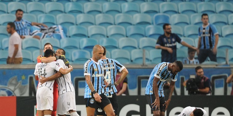 Libertadores: Da defesa ao ataque, Grêmio acumula erros e ouve vaias