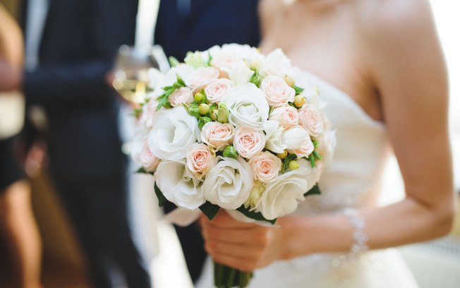 Convidada rouba buquê da noiva e gera confusão em casamento