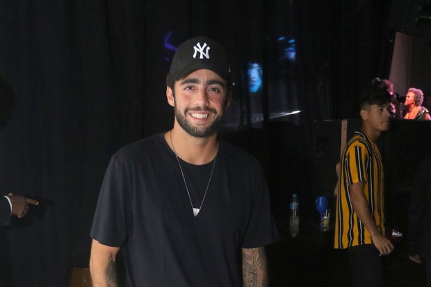 Recém-separado, Scooby volta ao Rio e curte aniversário de promoter