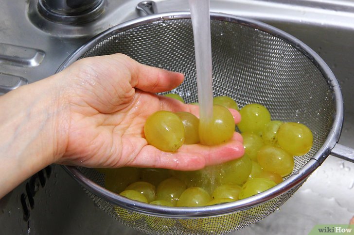 Saiba o que acontece quando colocamos uvas no microondas