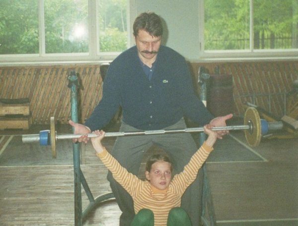 Conheça a história da menina mais forte do mundo