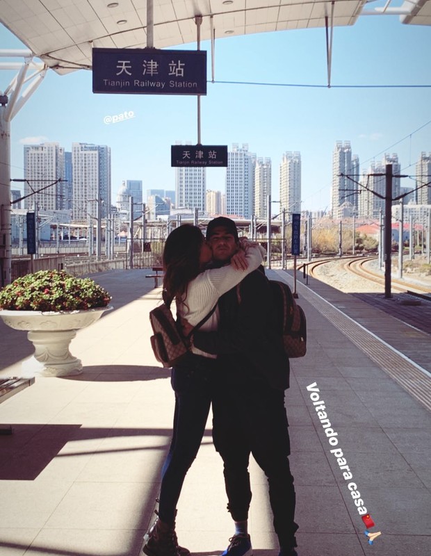 Rebeca Abravanel posa coladinha com Alexandre Pato na China