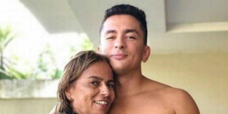 Mãe de Anitta posa de biquíni na web e recebe elogios