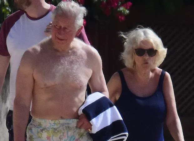 Príncipe Charles e esposa Camilla Parker Bowles são clicados em praia 