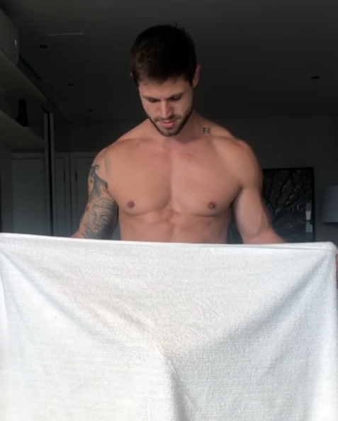 Vídeo: Ex-BBB Jonas faz brincadeira ousada e ‘engana’ seguidores