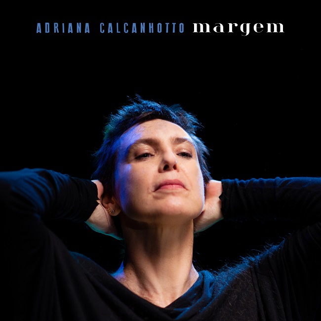 Adriana Calcanhotto lança "Margem" e raspa o cabelo em clipe