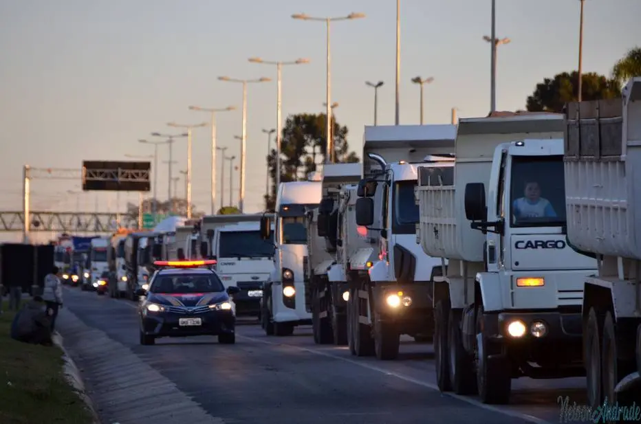 Caminhoneiros se mobilizam para nova paralisação no dia 30