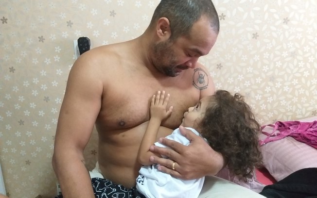 Pai "dá peito" para filha e explica atitude: "Fortalece nossa relação"