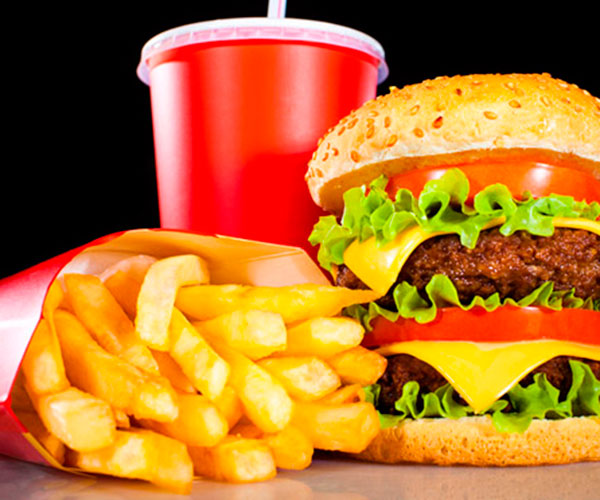 Confira sete alimentos e bebidas que te fazem envelhecer mais rápido