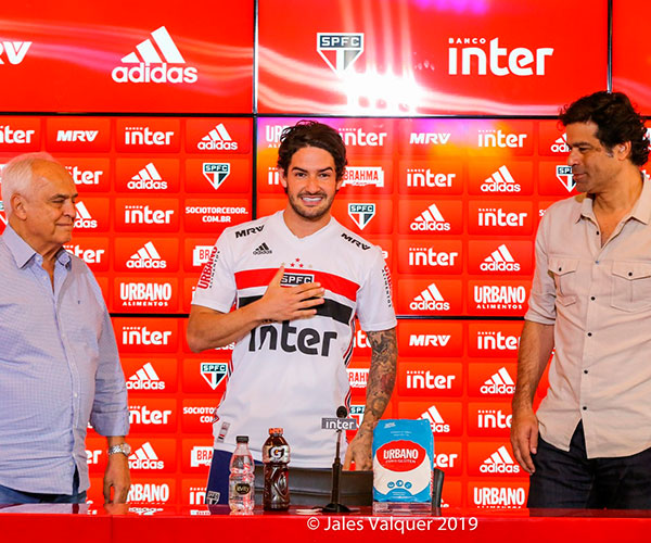 Pato é apresentado no São Paulo: "Voltar para casa não tem preço"