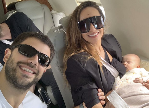 Sabrina Sato chega de jatinho com a família para desfile no Rio