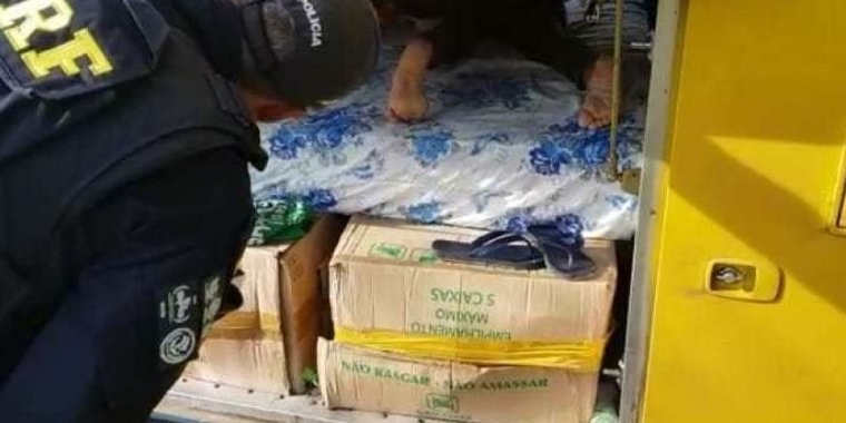 PRF flagra homem viajando em bagageiro de ônibus com destino ao PI