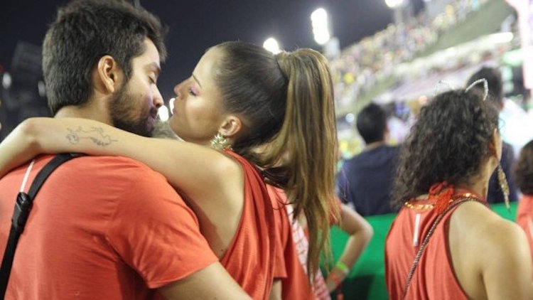 Rodrigo Simas e Agatha Moreira beijam muito em camarote da Sapucaí