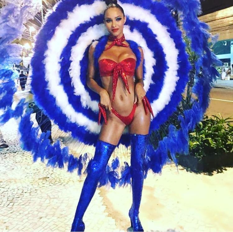 Laís Ribeiro desfila para Portela com fantasia assinada por Gaultier