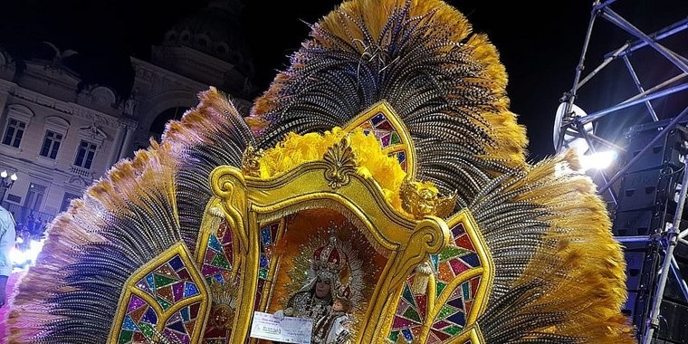 Vestida de santa, pernambucana vence concurso de fantasia LGBT