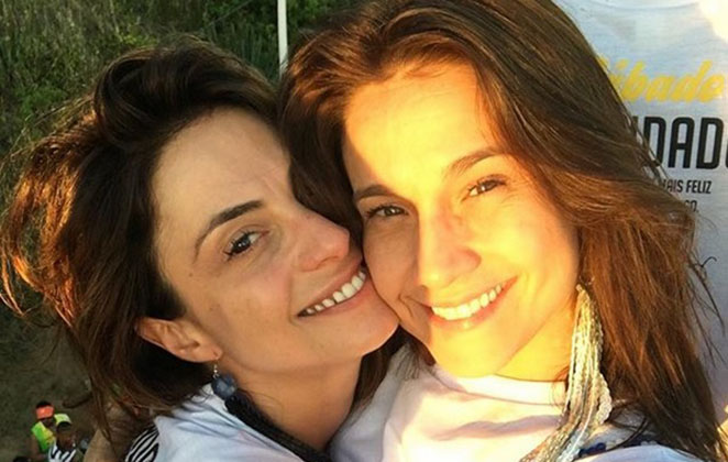 Agarradinha com a esposa, Fernanda Gentil dá adeus ao Carnaval