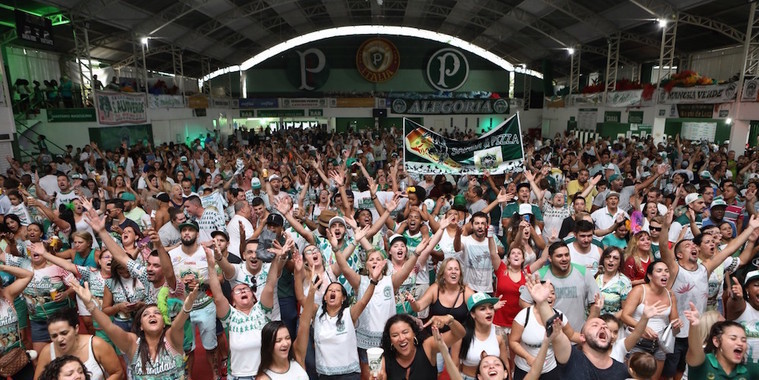 Campeã do carnaval de SP, Mancha Verde agradece ao "pé-quente" Felipão