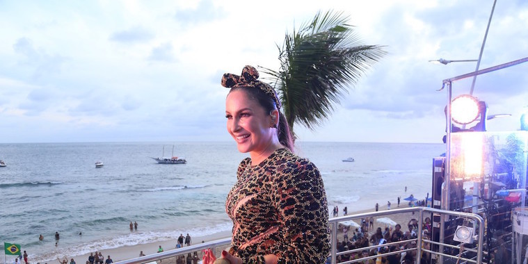 Vestida de onça, Claudia Leitte encerra último dia da folia na Bahia