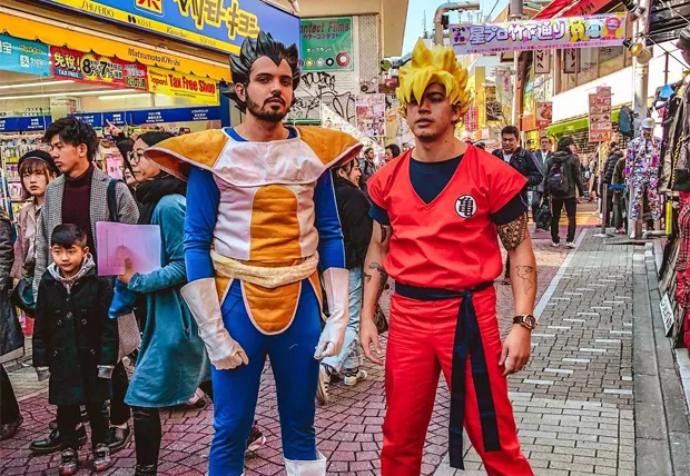 Whindersson Nunes se fantasia de Goku durante visita ao Japão