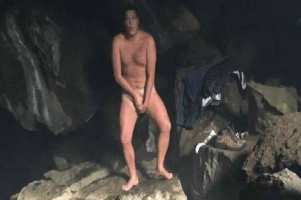 Fabio Porchat aparece nu em gruta na Islândia com 2 graus negativos