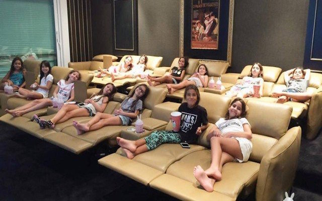 Mulher de Luciano surpreende com foto de sala de cinema gigante