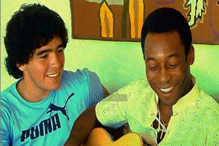 Maradona posta foto com Pelé e diz: ‘Desejo uma recuperação rápida’